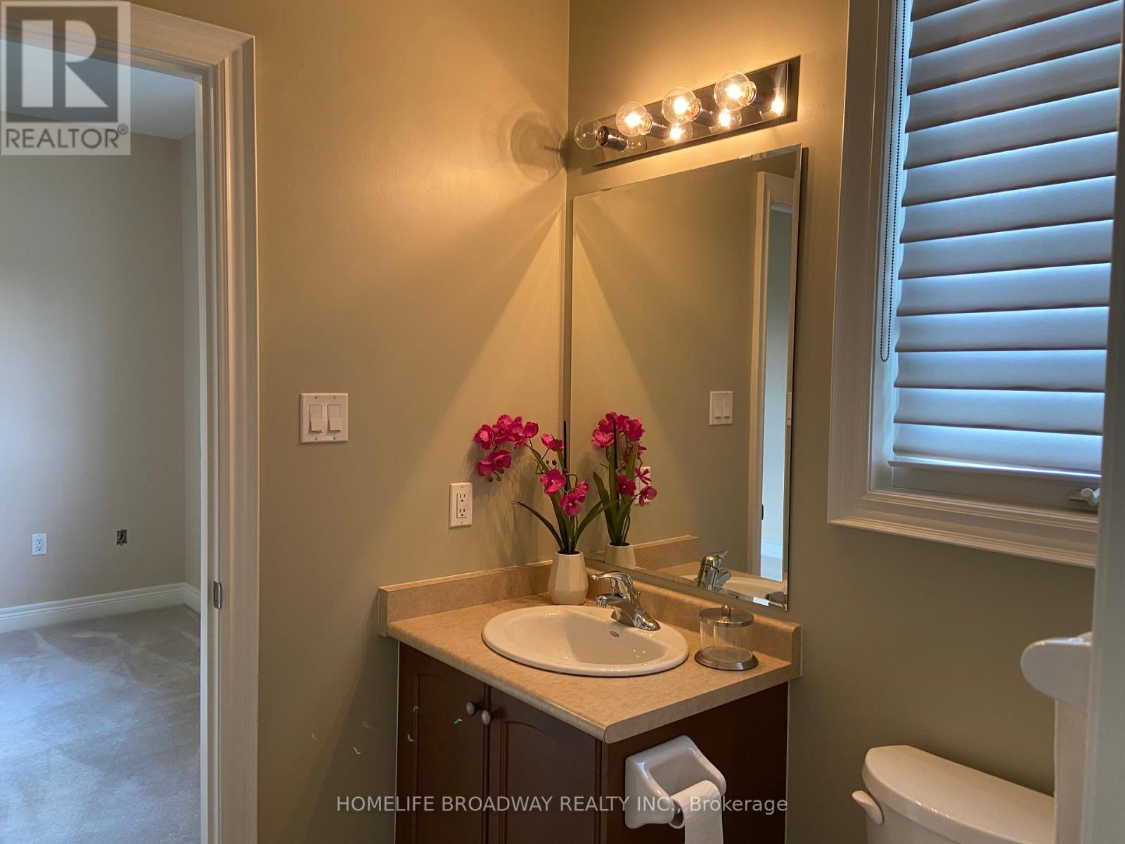Semi Ensuite Between Third and Forth Bedroom - 8 Wolford Court, Georgina, ON - Indoor Photo Showing Bathroom