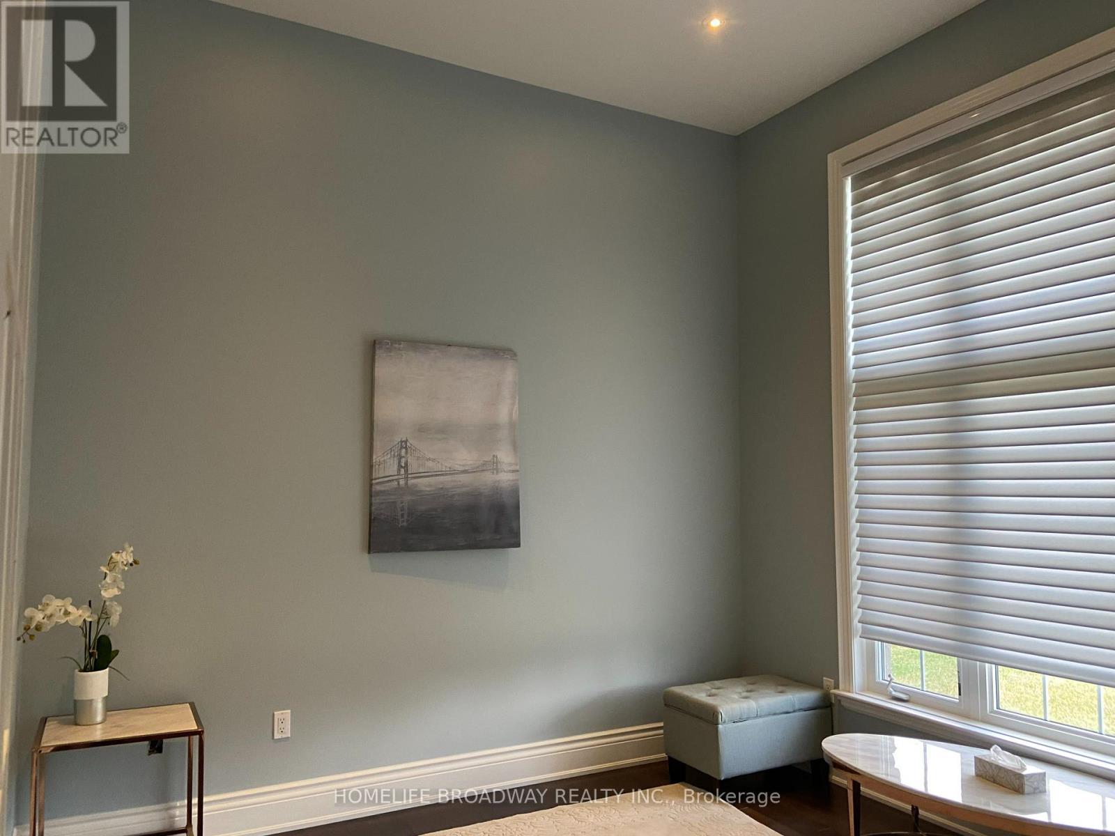 Ground Floor with Big Window - 8 Wolford Court, Georgina, ON - Indoor