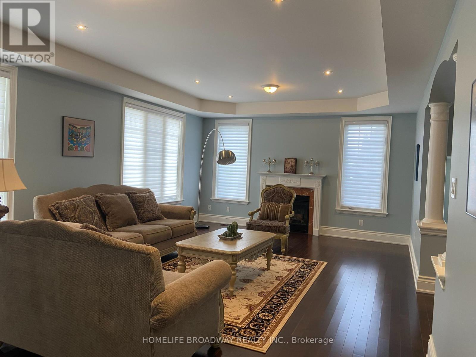 Living Room - 8 Wolford Court, Georgina, ON - Indoor Photo Showing Living Room