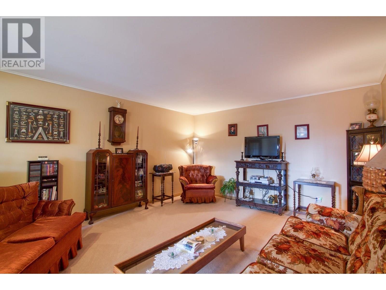 3988 S Cariboo 97 Highway, Lac La Hache, BC - Indoor Photo Showing Living Room