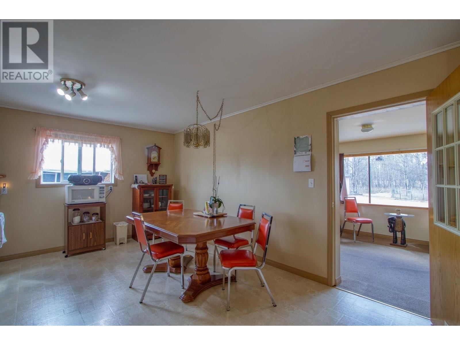 3988 S Cariboo 97 Highway, Lac La Hache, BC - Indoor Photo Showing Dining Room