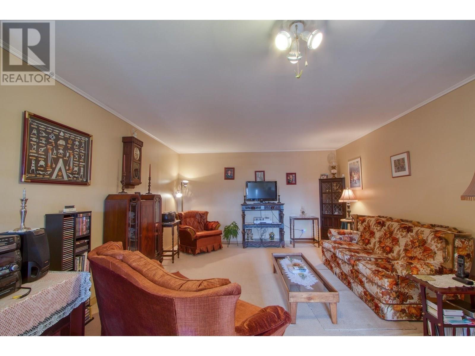 3988 S Cariboo 97 Highway, Lac La Hache, BC - Indoor Photo Showing Living Room