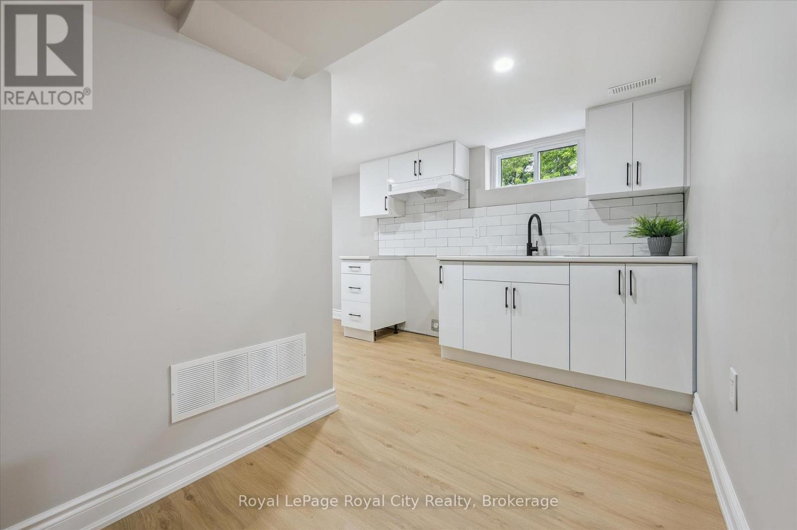 56 Dover Street, Waterloo, ON - Indoor Photo Showing Kitchen