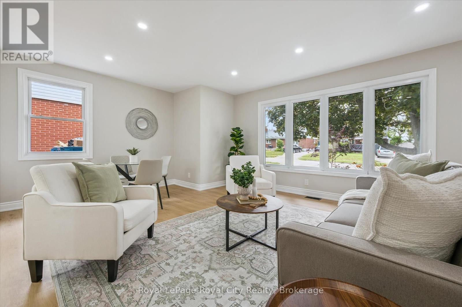 56 Dover Street, Waterloo, ON - Indoor Photo Showing Living Room