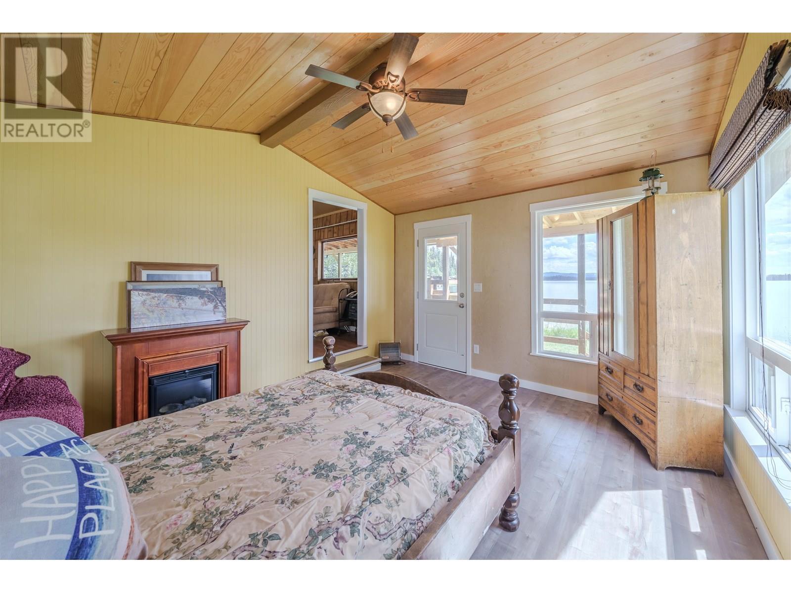4778 Binnie Road, Lac La Hache, BC - Indoor Photo Showing Bedroom