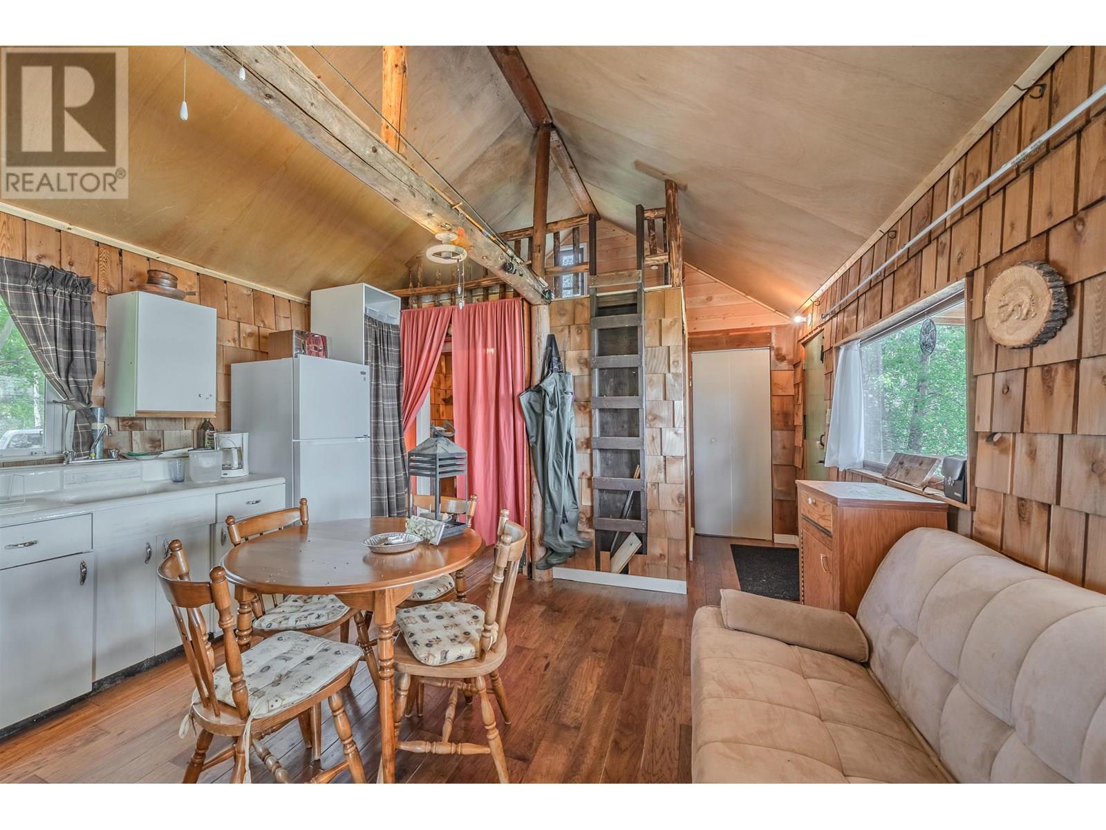 4778 Binnie Road, Lac La Hache, BC - Indoor Photo Showing Dining Room