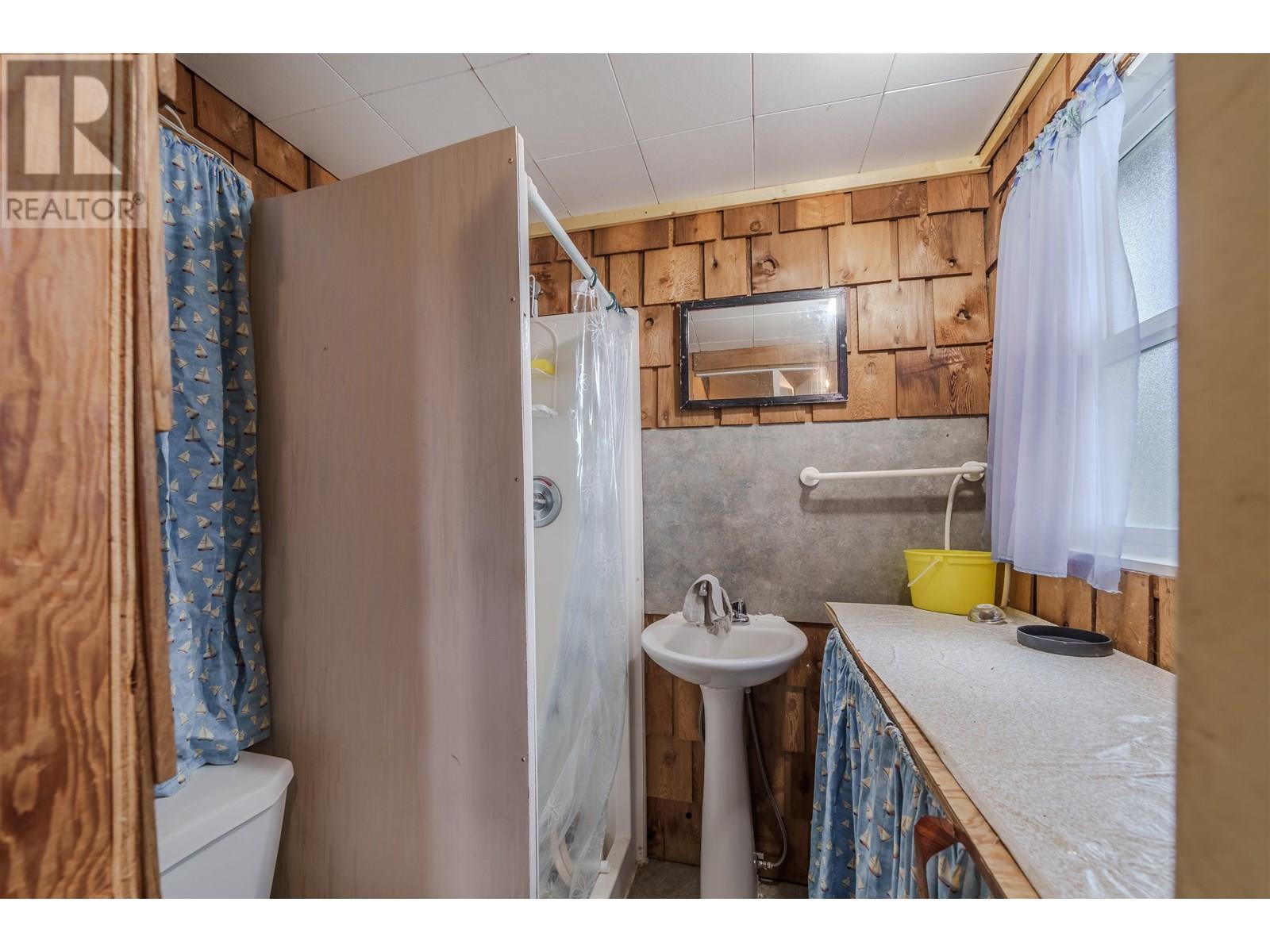 4778 Binnie Road, Lac La Hache, BC - Indoor Photo Showing Bathroom