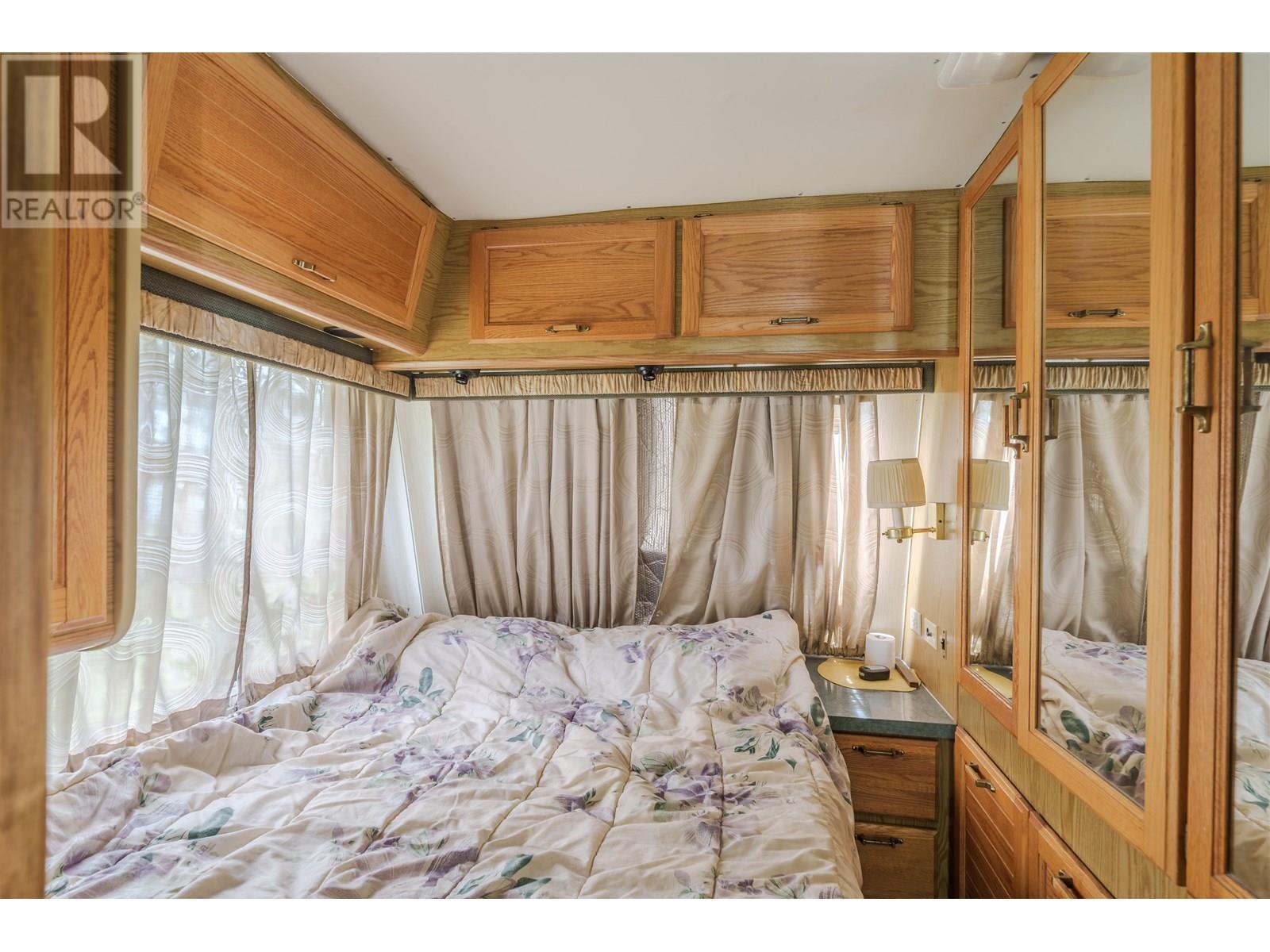 4778 Binnie Road, Lac La Hache, BC - Indoor Photo Showing Bedroom