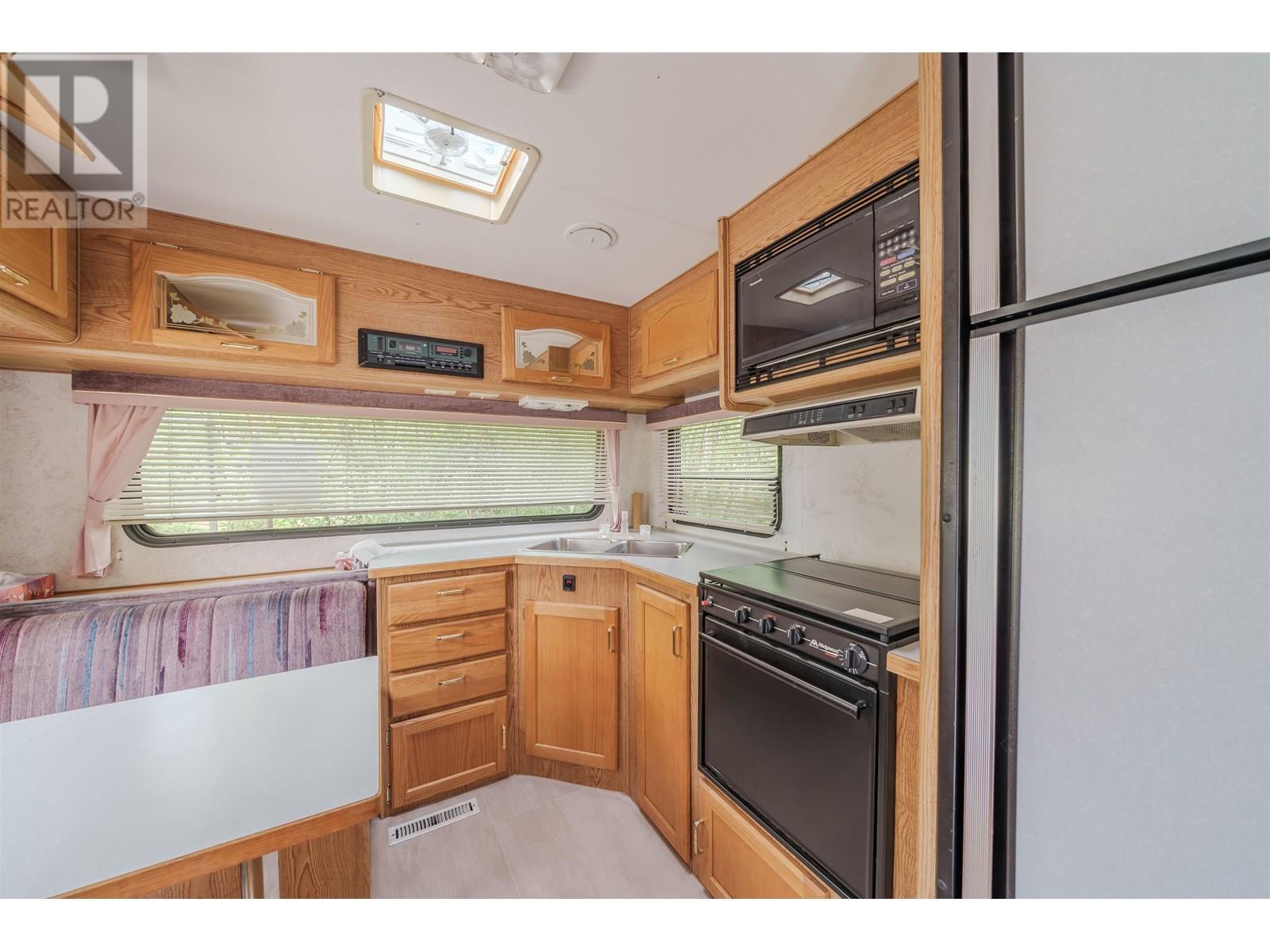 4778 Binnie Road, Lac La Hache, BC - Indoor Photo Showing Kitchen