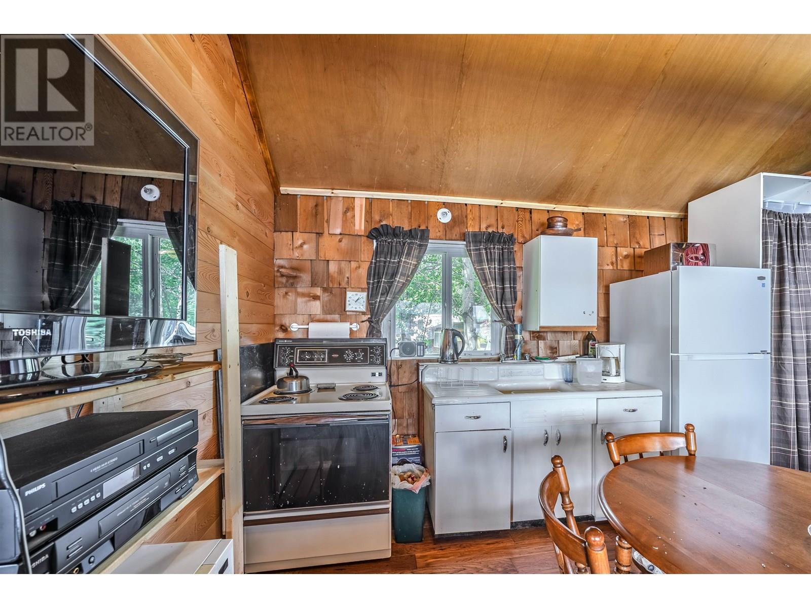 4778 Binnie Road, Lac La Hache, BC - Indoor Photo Showing Kitchen