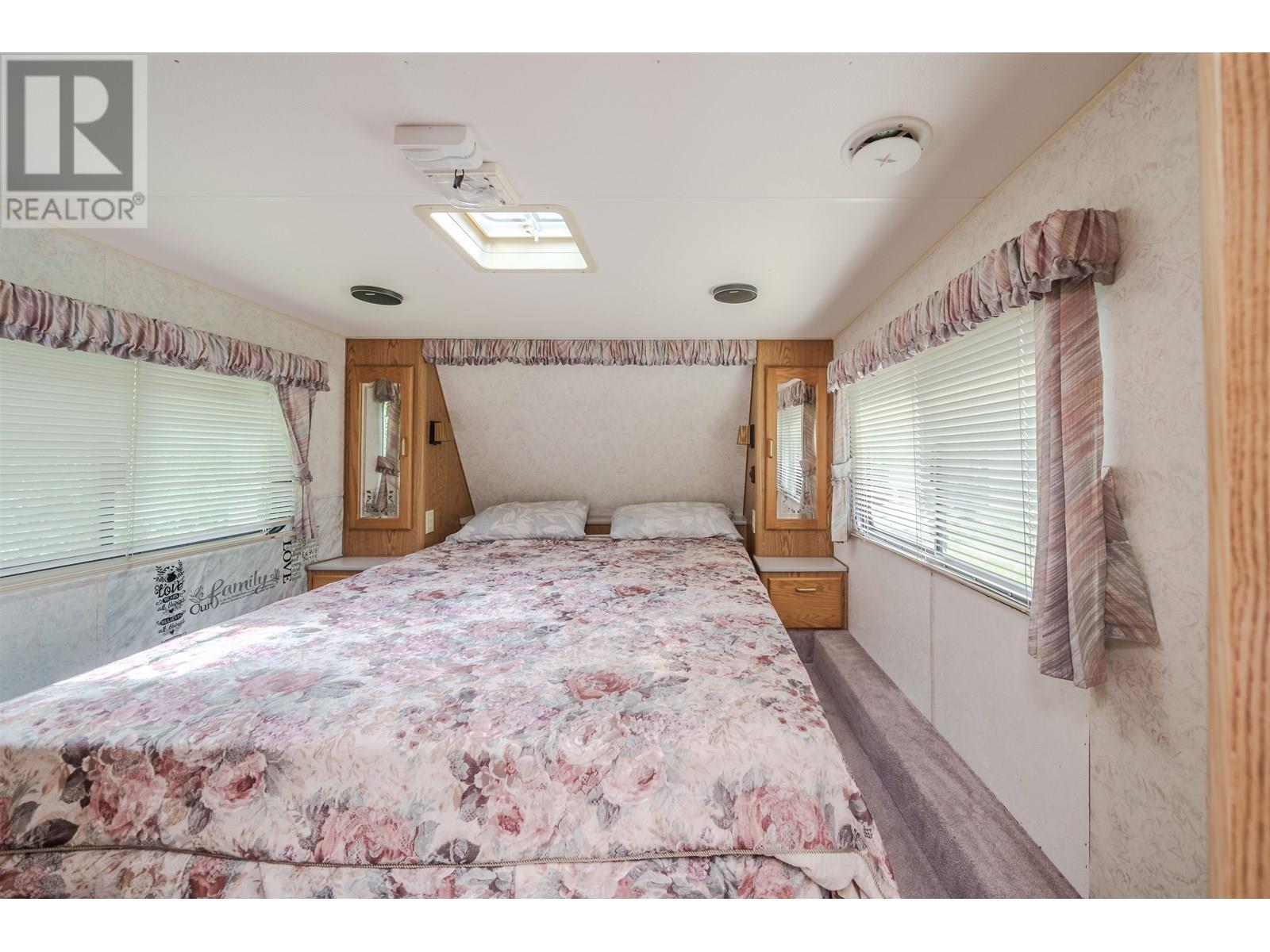 4778 Binnie Road, Lac La Hache, BC - Indoor Photo Showing Bedroom