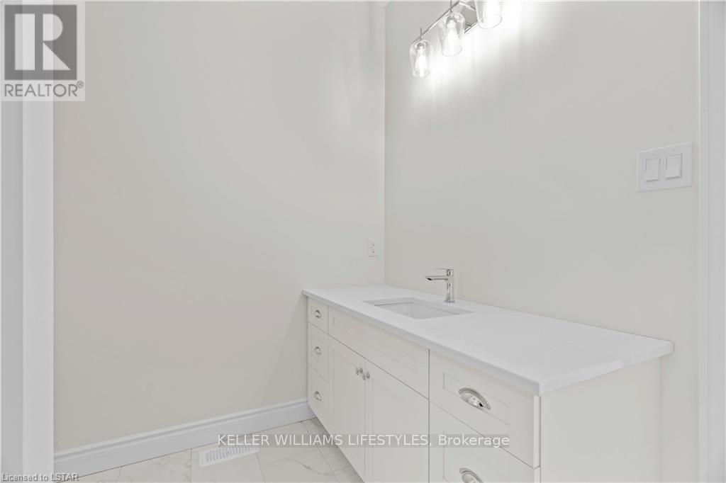 110 Leneve Street, Lambton Shores (Forest), ON - Photo Showing Bathroom
