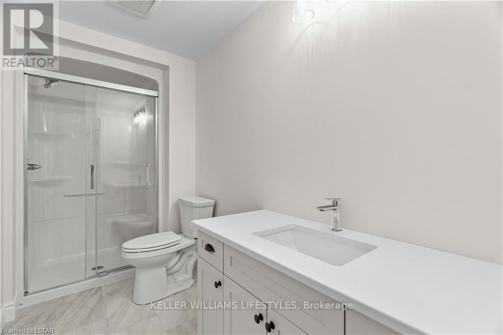 110 Leneve Street, Lambton Shores (Forest), ON - Indoor Photo Showing Bathroom