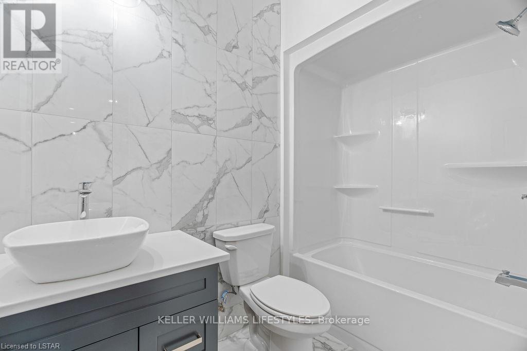 112 Leneve Street, Lambton Shores (Forest), ON - Indoor Photo Showing Bathroom