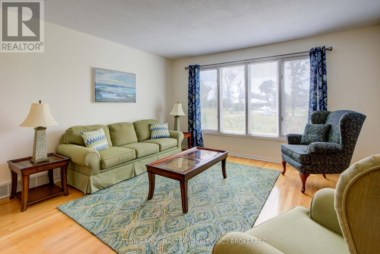 3 Abbey Dawn Drive, Loyalist (Bath), ON - Indoor Photo Showing Living Room