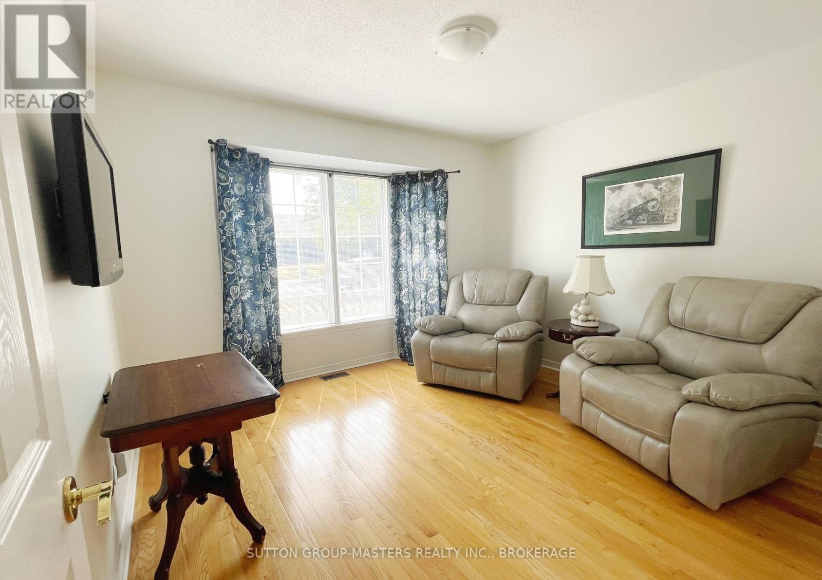 3 Abbey Dawn Drive, Loyalist (Bath), ON - Indoor Photo Showing Living Room