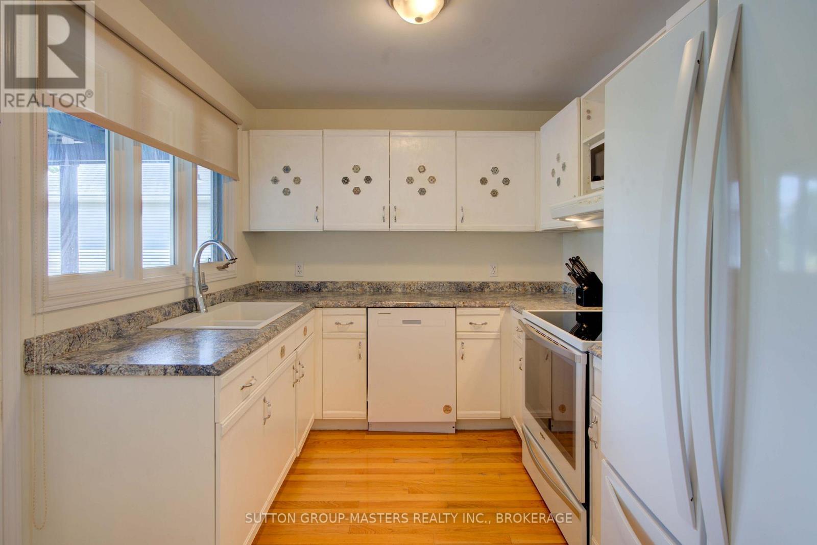 3 Abbey Dawn Drive, Loyalist (Bath), ON - Indoor Photo Showing Kitchen