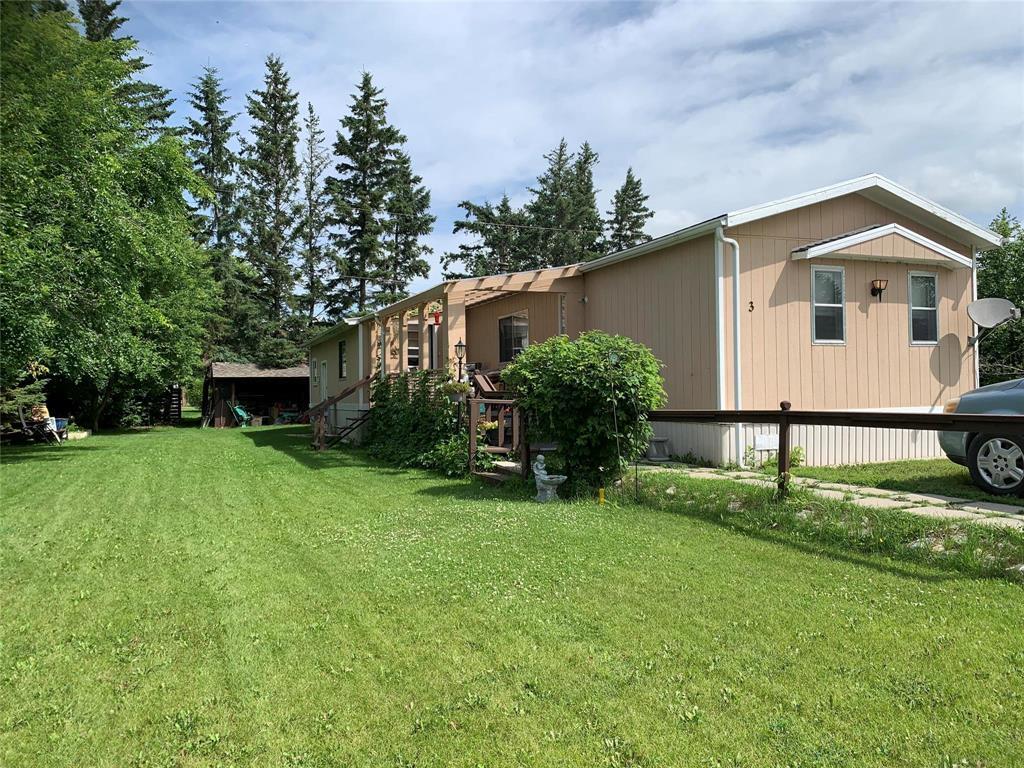 Nice big yard to enjoy. - 3 Reiland Bay, Gladstone, MB - Outdoor