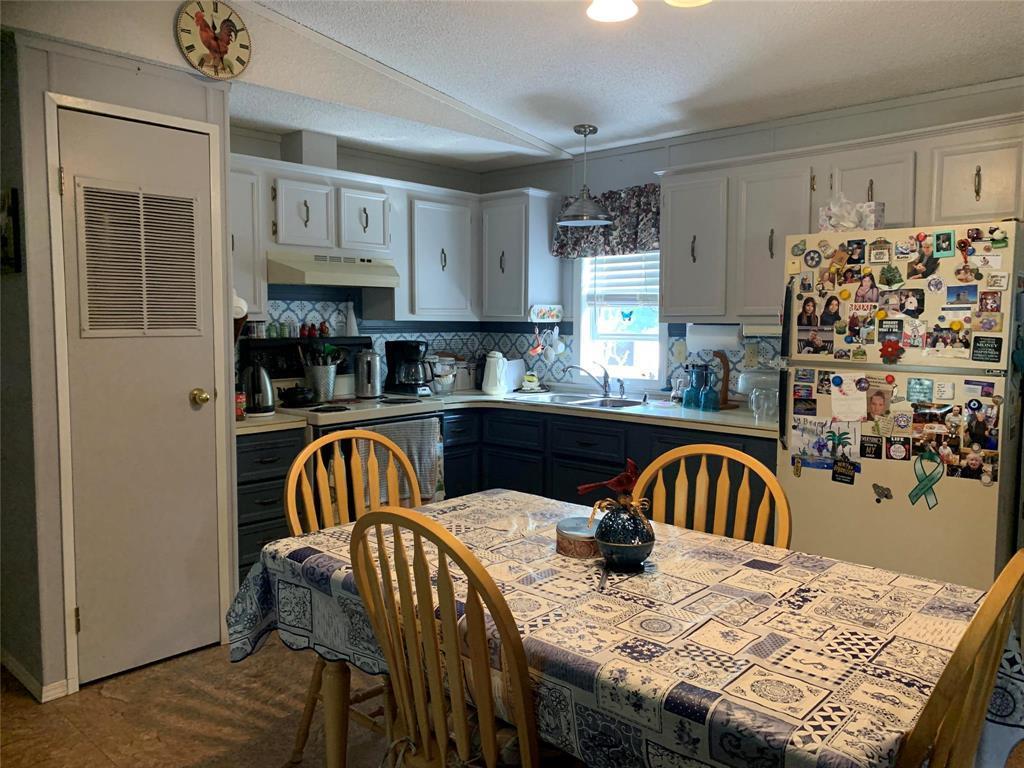 Kitchen is very functional and so warm and inviting! - 3 Reiland Bay, Gladstone, MB - Indoor Photo Showing Other Room