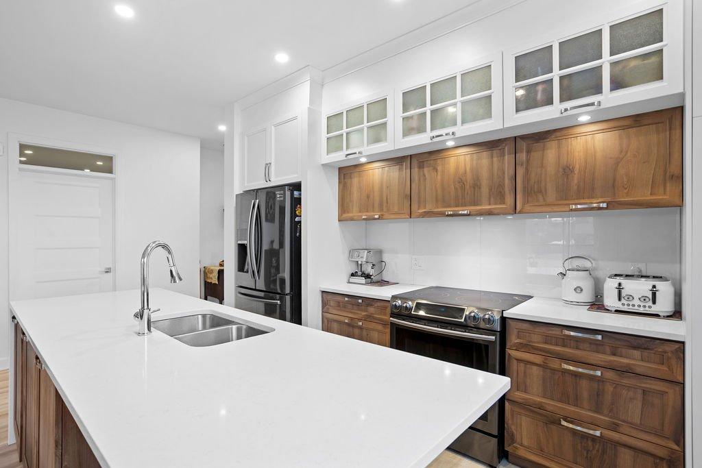 Cuisine - 103-910 Boul. Du Curé-Labelle, Blainville, QC - Indoor Photo Showing Kitchen With Double Sink With Upgraded Kitchen