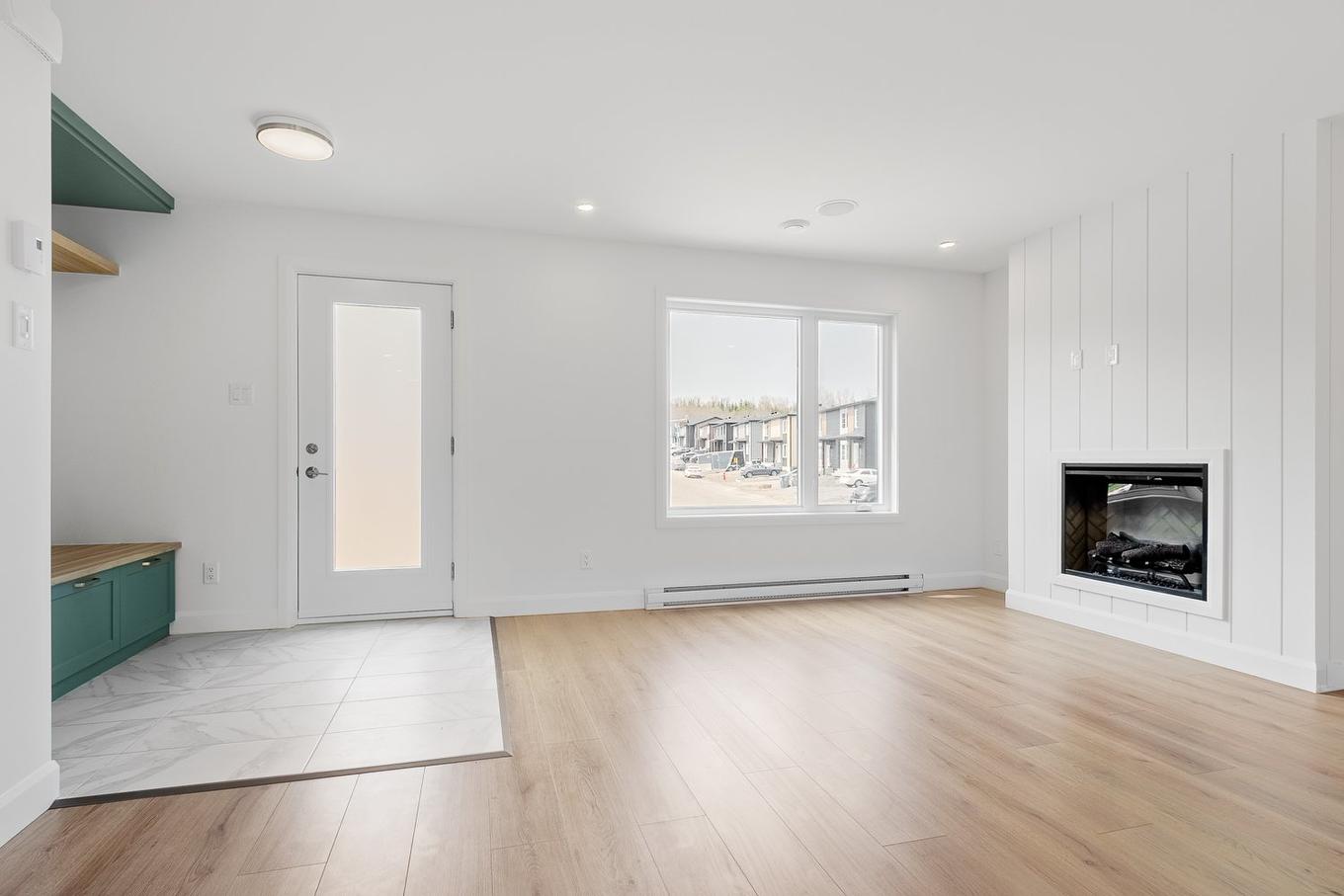 Hall d'entrée/Vestibule - Rue Des Premières-Nations, Québec (Beauport), QC - Indoor Photo Showing Other Room With Fireplace
