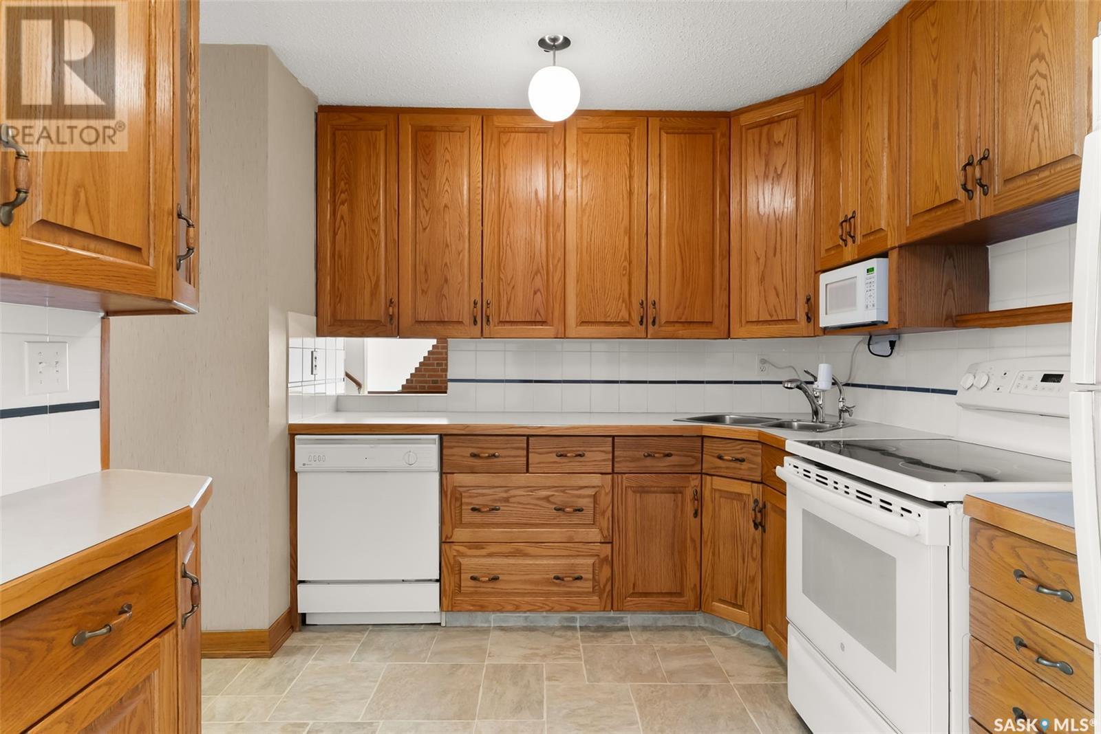 1615 23Rd Avenue, Regina, SK - Indoor Photo Showing Kitchen With Double Sink