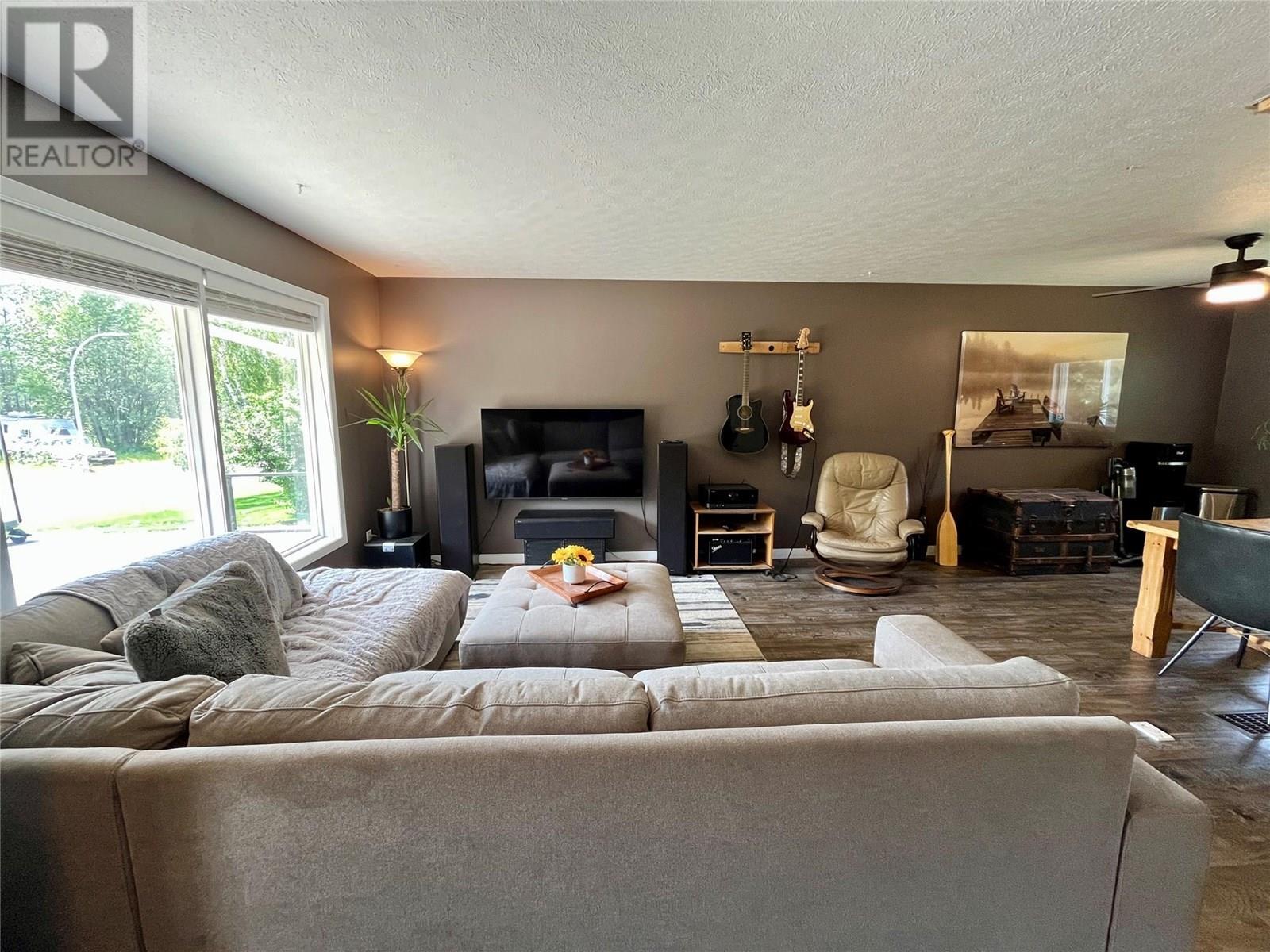 140 Wapiti Crescent, Tumbler Ridge, BC - Indoor Photo Showing Living Room