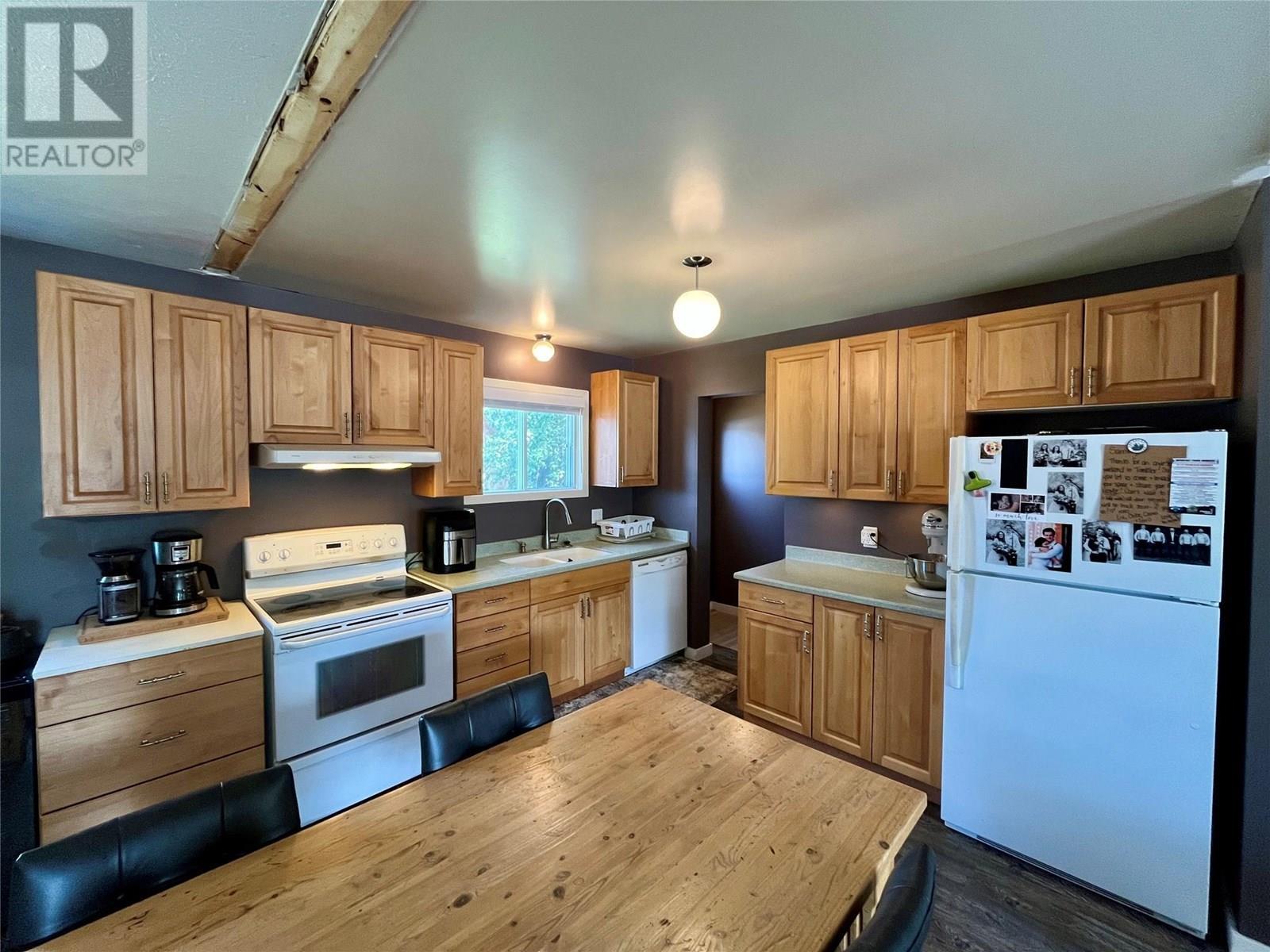 140 Wapiti Crescent, Tumbler Ridge, BC - Indoor Photo Showing Kitchen