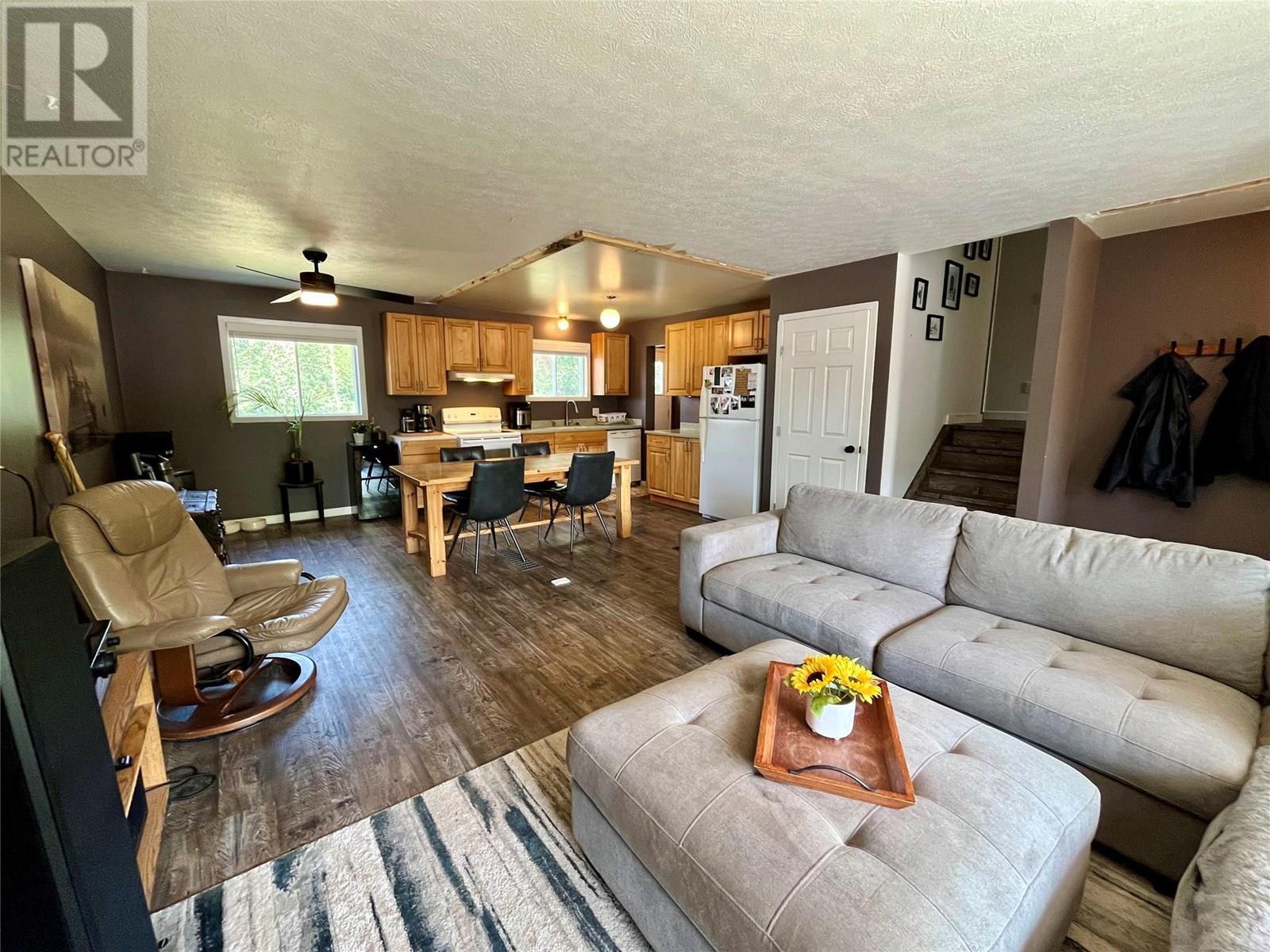 140 Wapiti Crescent, Tumbler Ridge, BC - Indoor Photo Showing Living Room