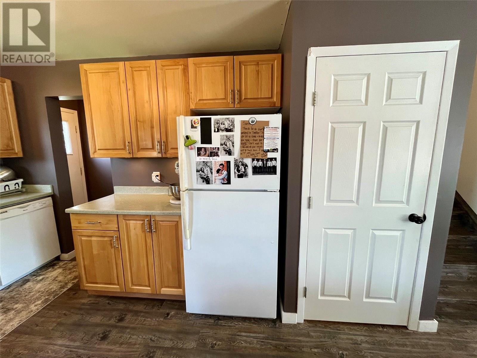 140 Wapiti Crescent, Tumbler Ridge, BC - Indoor Photo Showing Kitchen