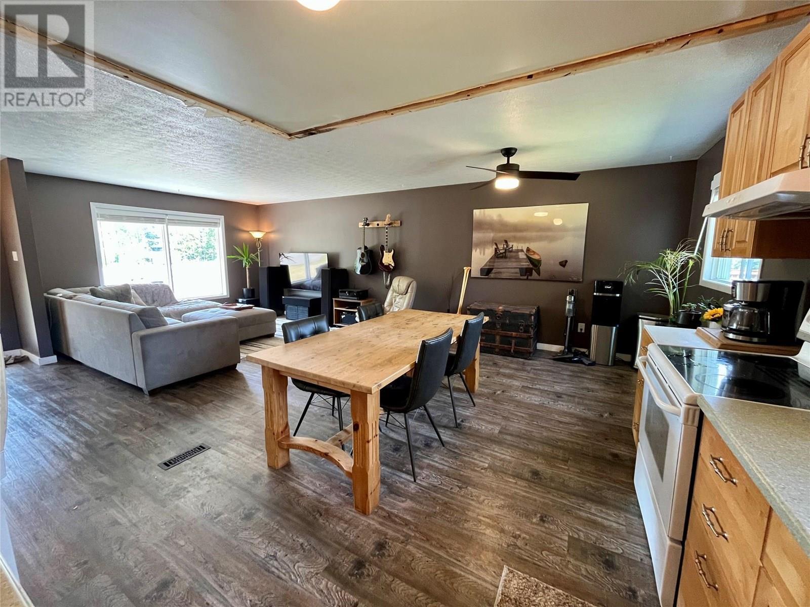 140 Wapiti Crescent, Tumbler Ridge, BC - Indoor Photo Showing Living Room