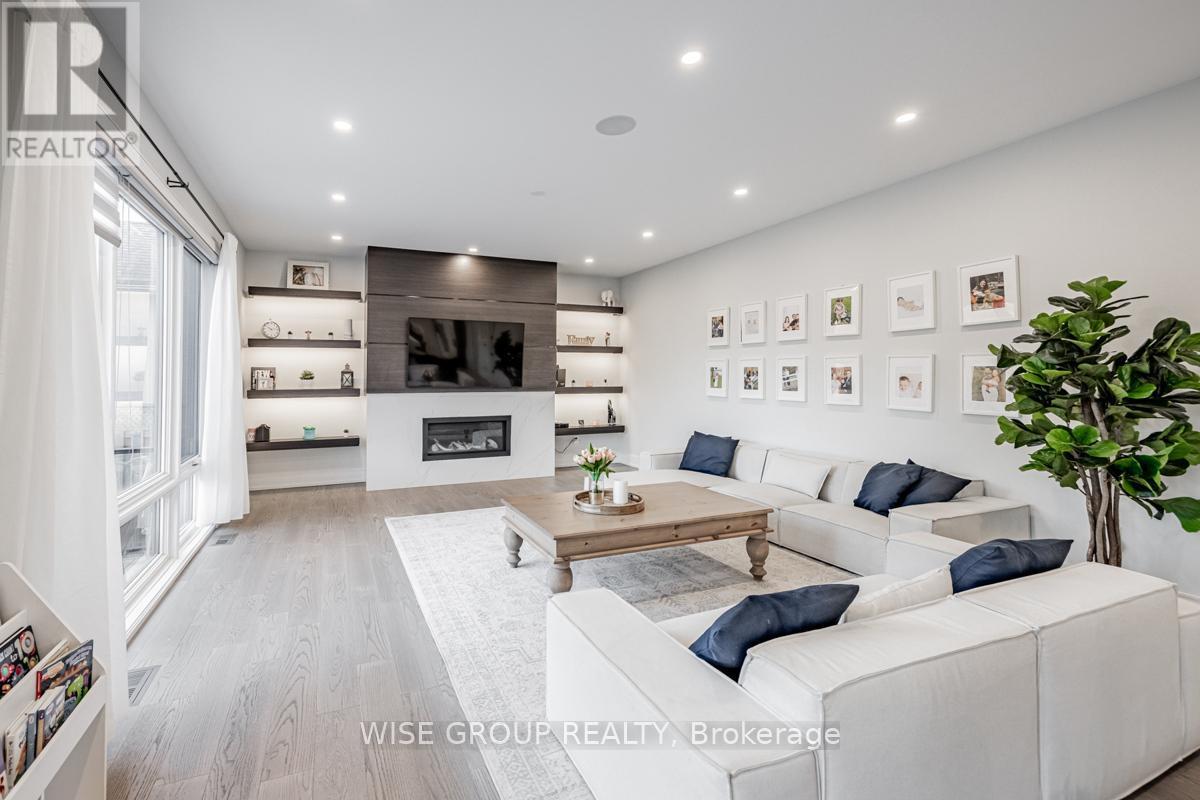 1322 Stanbury Road, Oakville, ON - Indoor Photo Showing Living Room
