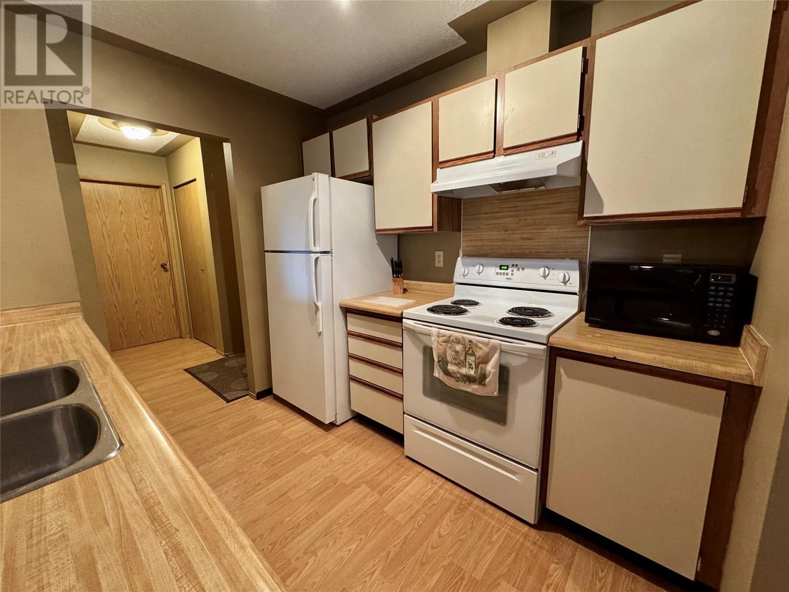 108 Spruce Avenue Unit# 206, Tumbler Ridge, BC - Indoor Photo Showing Kitchen With Double Sink
