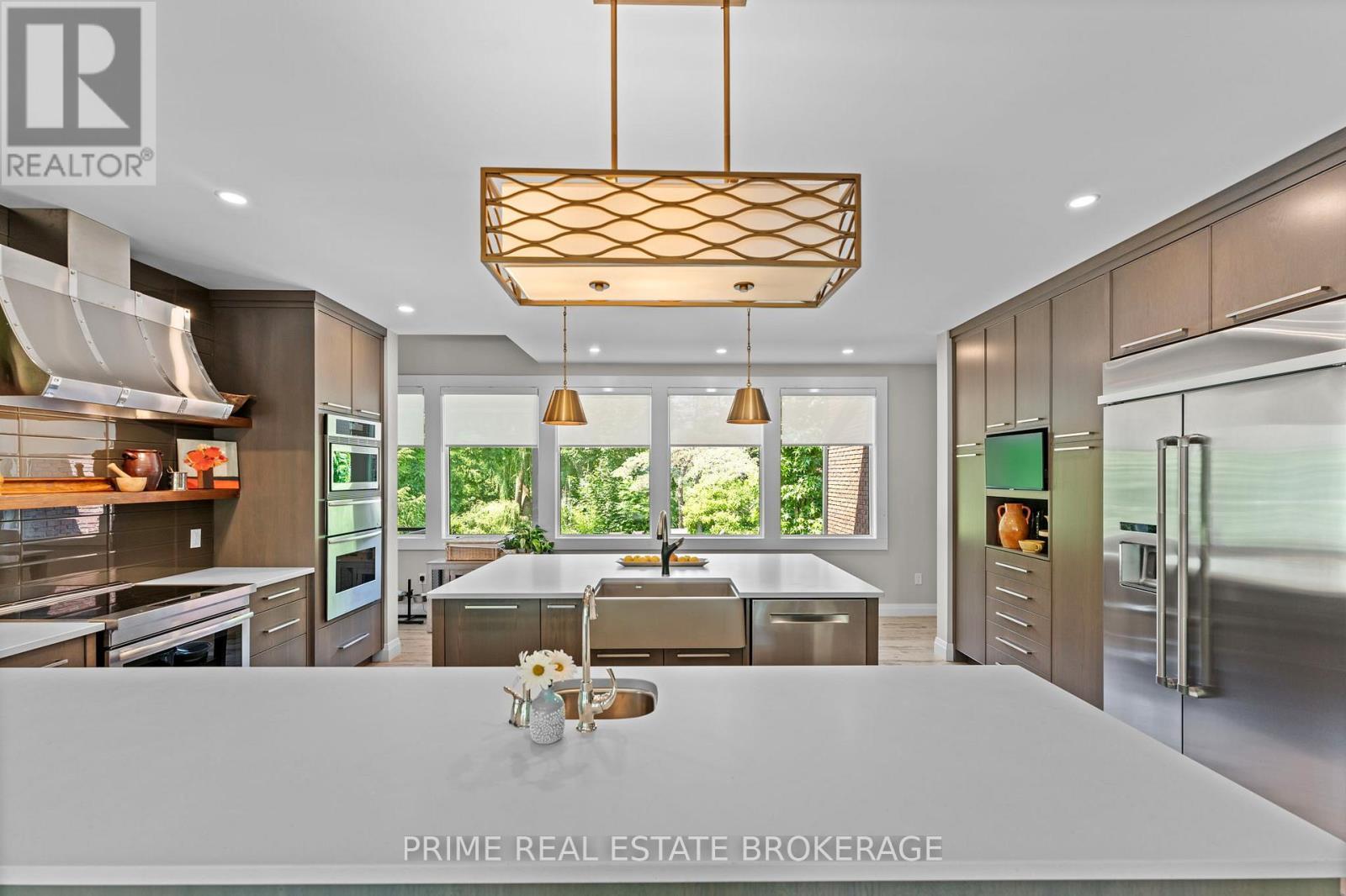 203 Riverside Drive, South Huron (Exeter), ON - Indoor Photo Showing Kitchen With Upgraded Kitchen