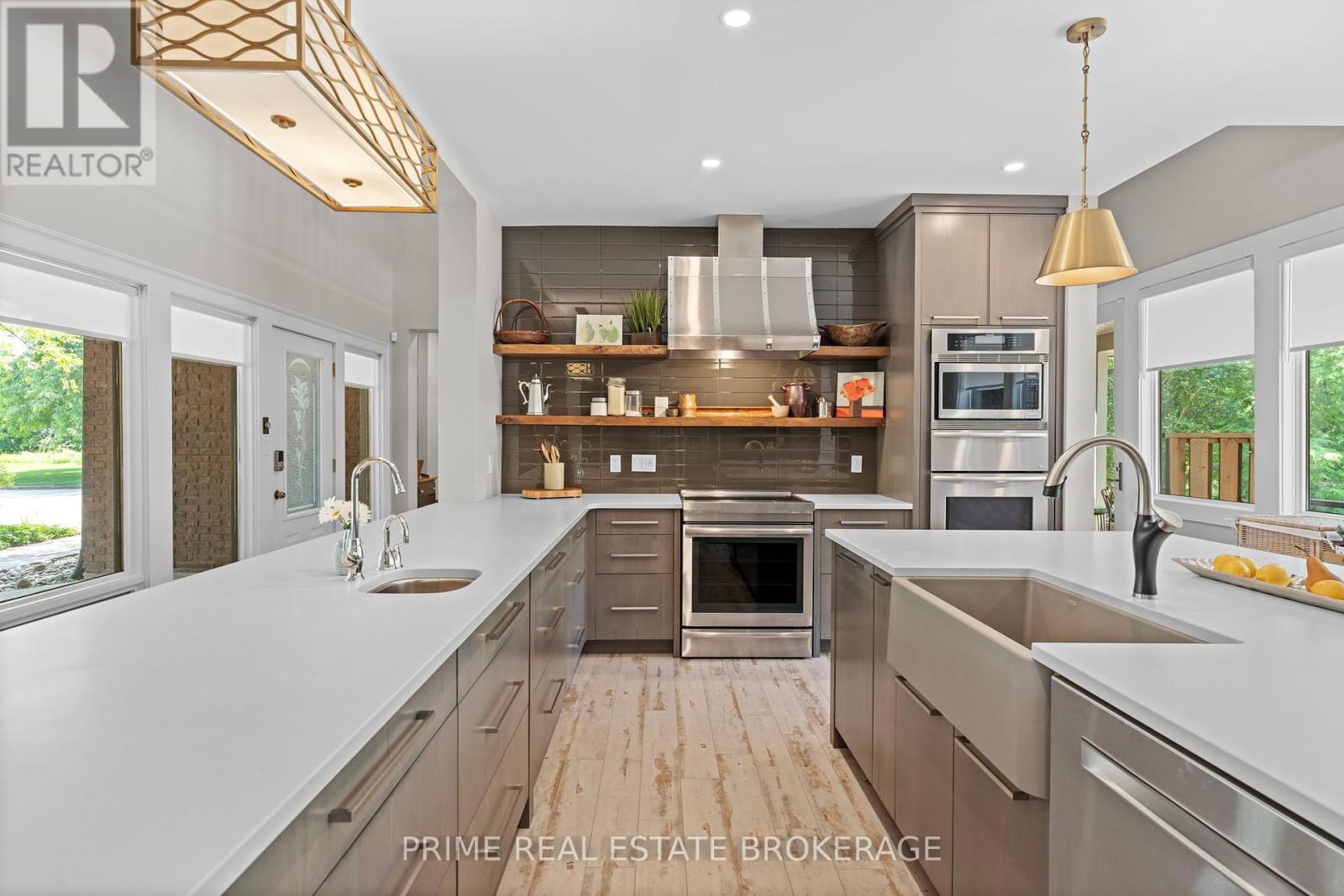 203 Riverside Drive, South Huron (Exeter), ON - Indoor Photo Showing Kitchen With Upgraded Kitchen