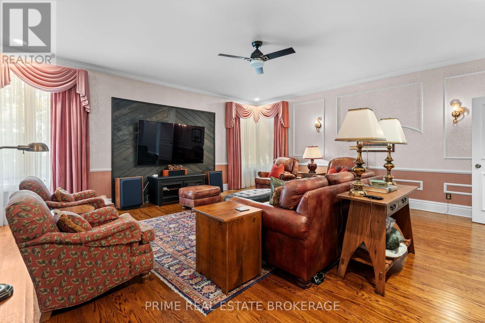 203 Riverside Drive, South Huron (Exeter), ON - Indoor Photo Showing Living Room