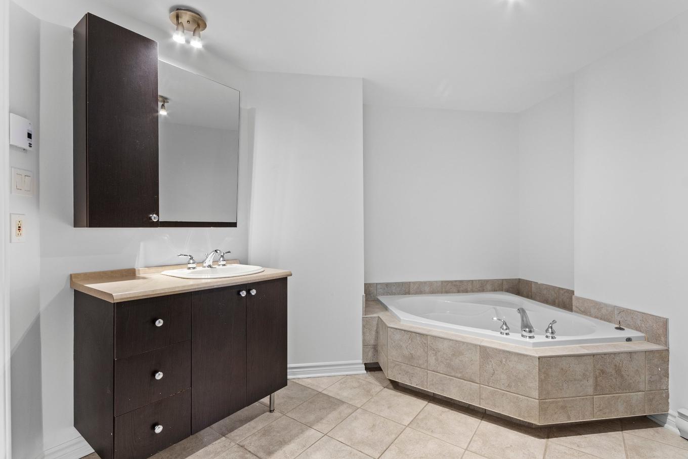 Ensuite bathroom - 205-5400 Av. Colomb, Brossard, QC - Indoor Photo Showing Bathroom