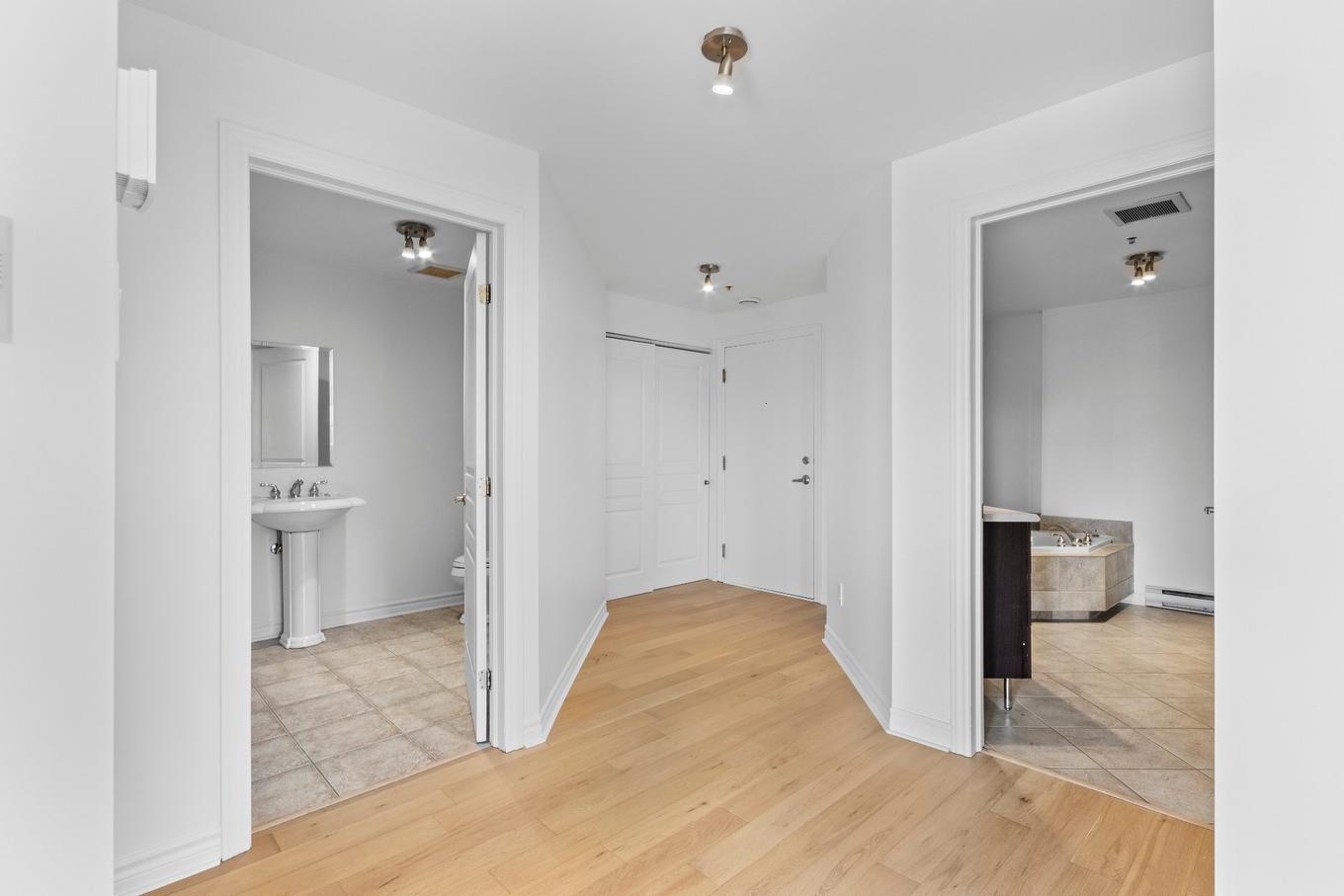 Bathroom - 205-5400 Av. Colomb, Brossard, QC - Indoor Photo Showing Other Room