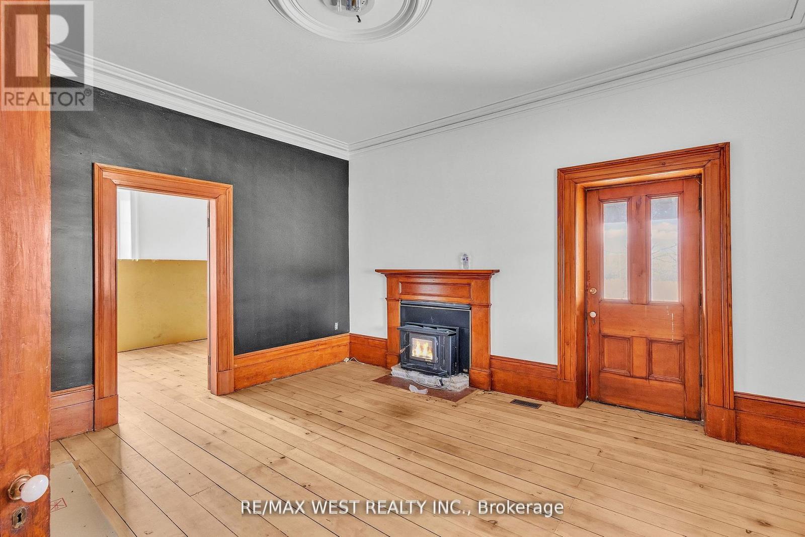 1802 Regional Road, Cambridge, ON - Indoor With Fireplace