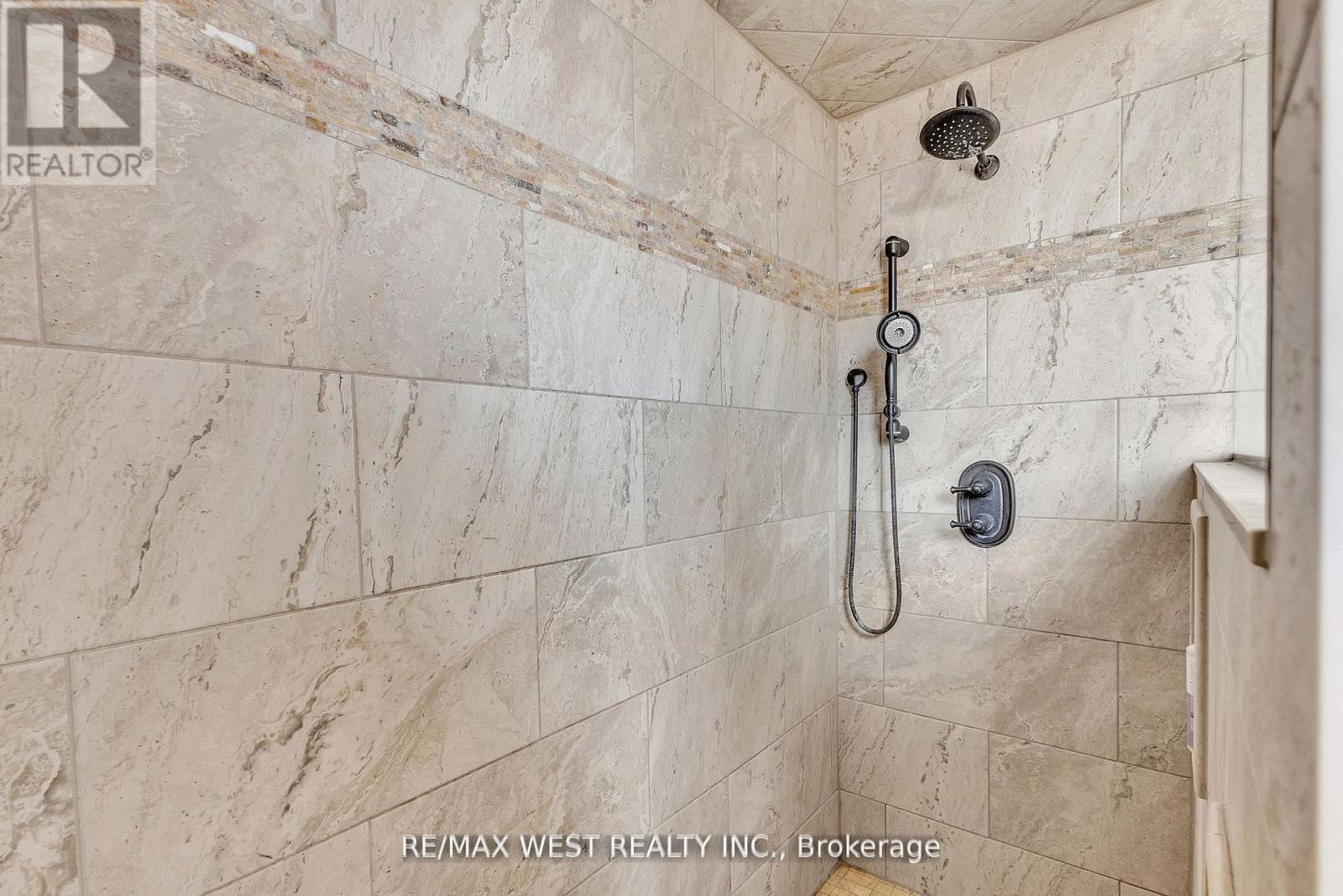 1802 Regional Road, Cambridge, ON - Indoor Photo Showing Bathroom