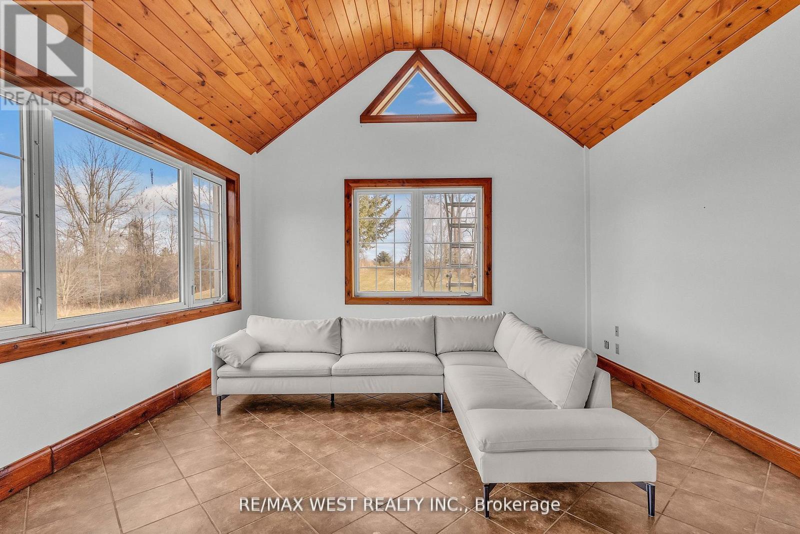 1802 Regional Road, Cambridge, ON - Indoor Photo Showing Living Room