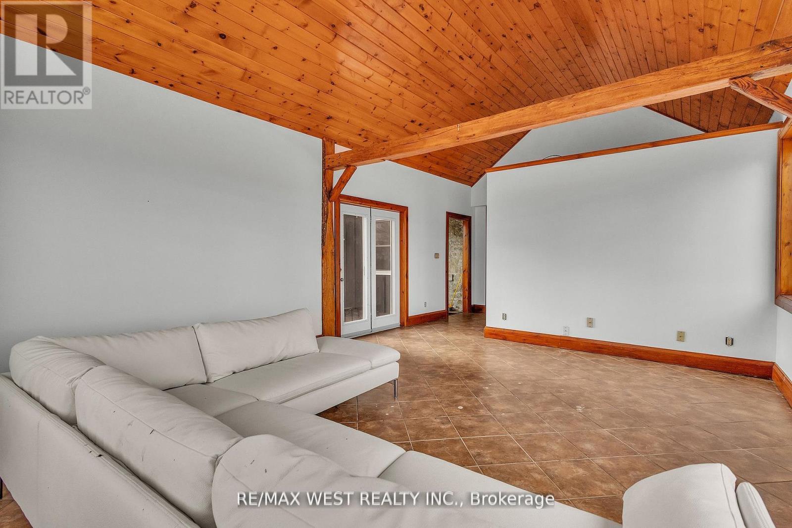 1802 Regional Road, Cambridge, ON - Indoor Photo Showing Other Room