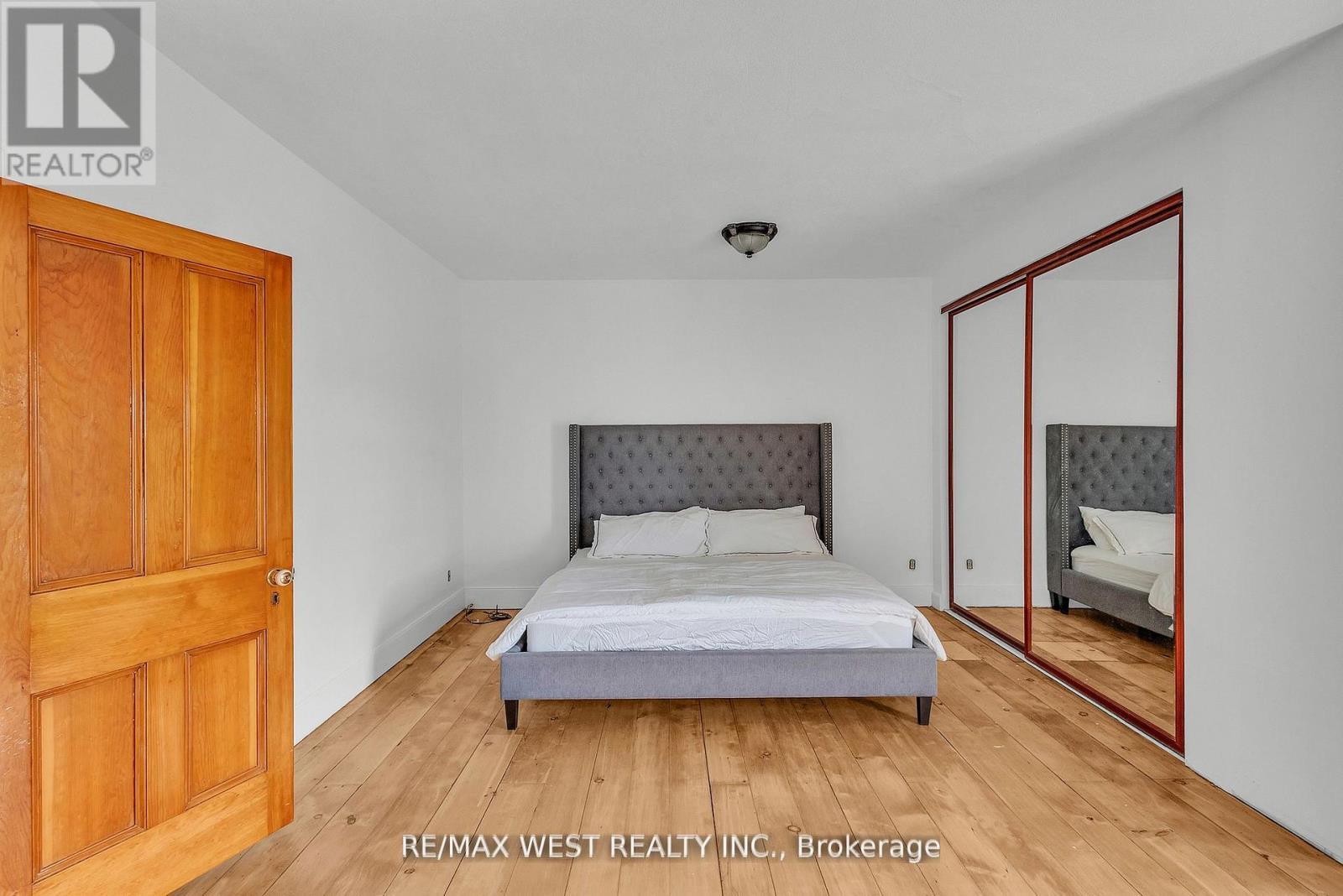 1802 Regional Road, Cambridge, ON - Indoor Photo Showing Bedroom