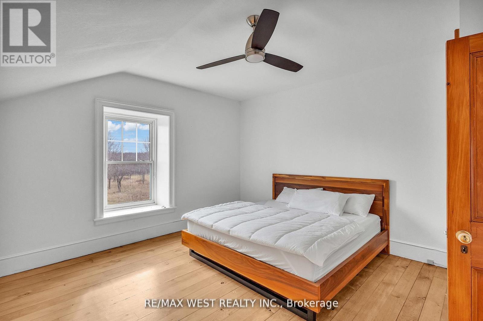 1802 Regional Road, Cambridge, ON - Indoor Photo Showing Bedroom