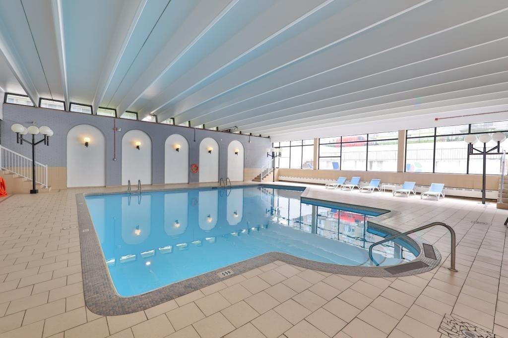 Pool - 107-5720 Boul. Cavendish, Côte-Saint-Luc, QC - Indoor Photo Showing Other Room With In Ground Pool