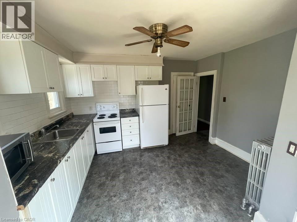 34 Oak Street, Cambridge, ON - Indoor Photo Showing Kitchen