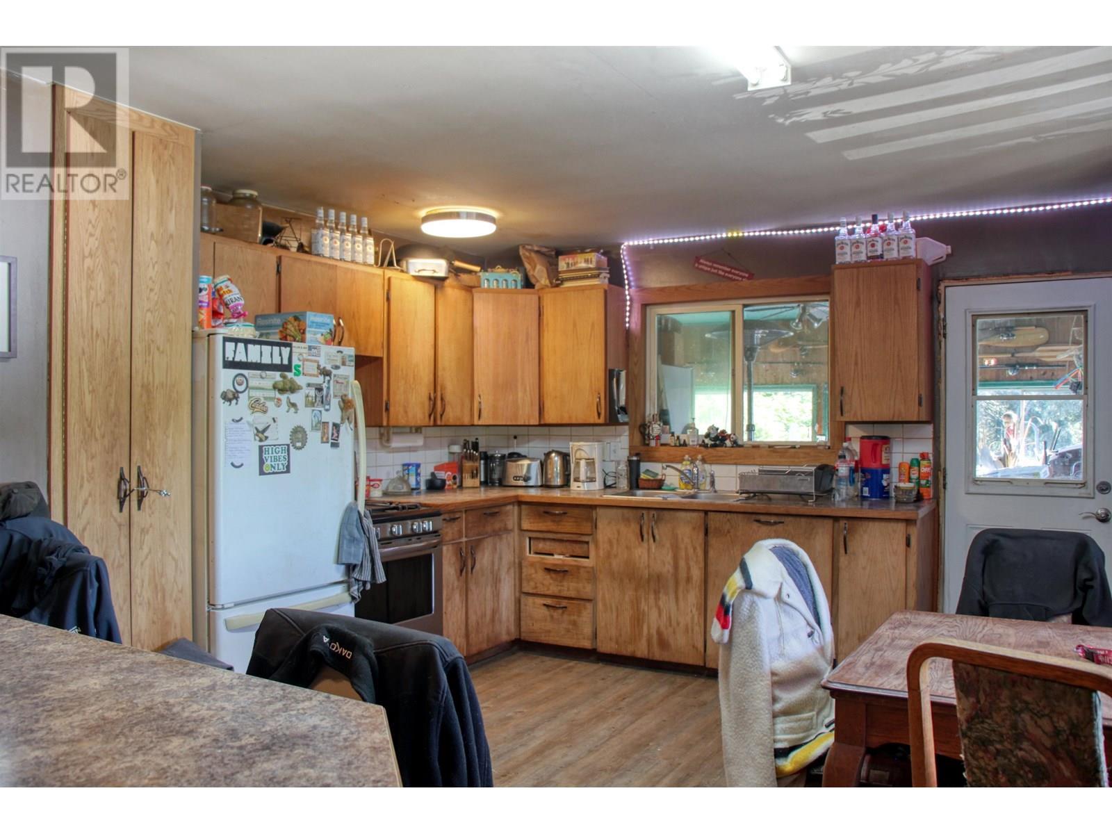 8245 Bridge Lake North Road, Bridge Lake, BC - Indoor