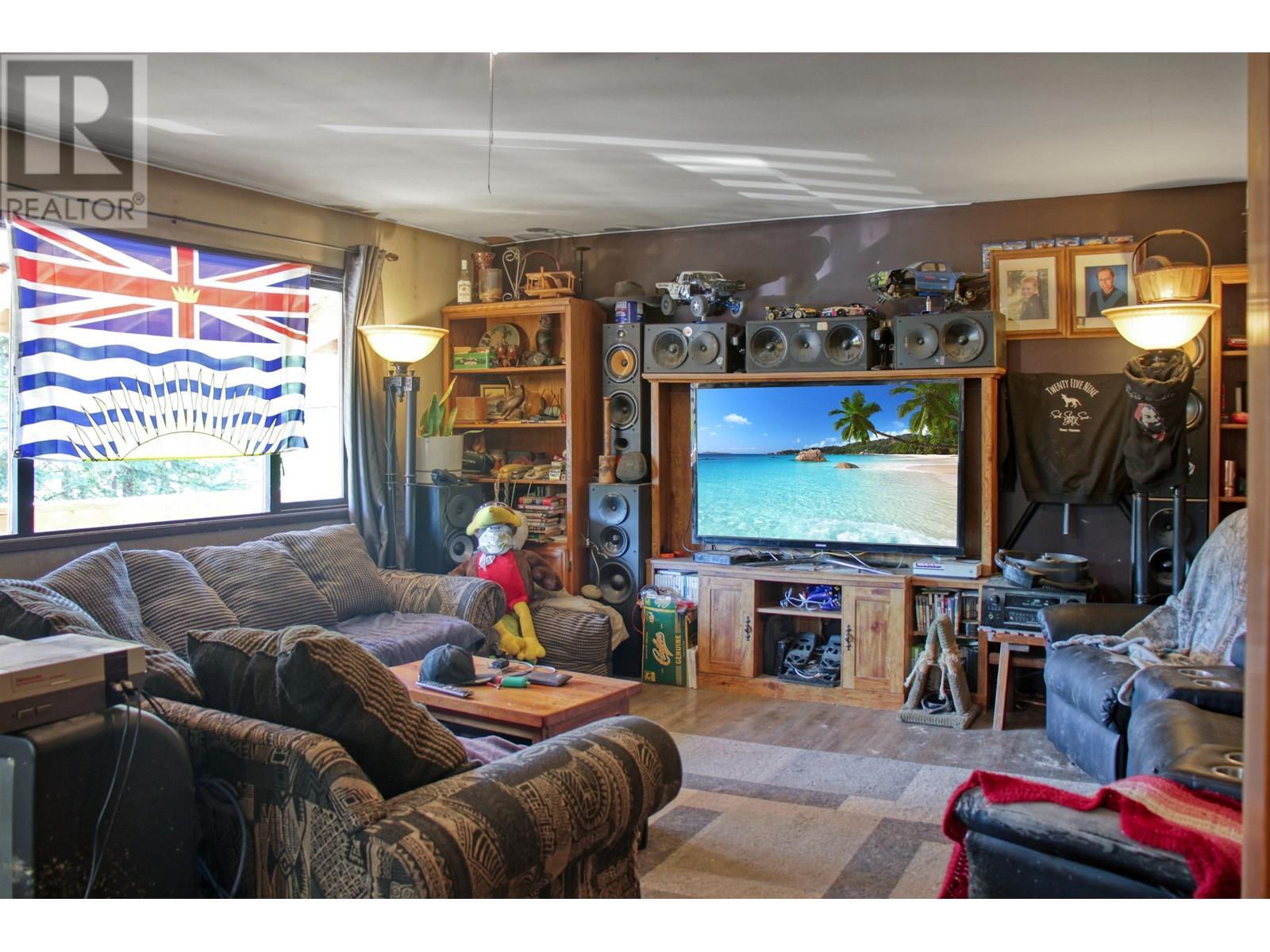 8245 Bridge Lake North Road, Bridge Lake, BC - Indoor