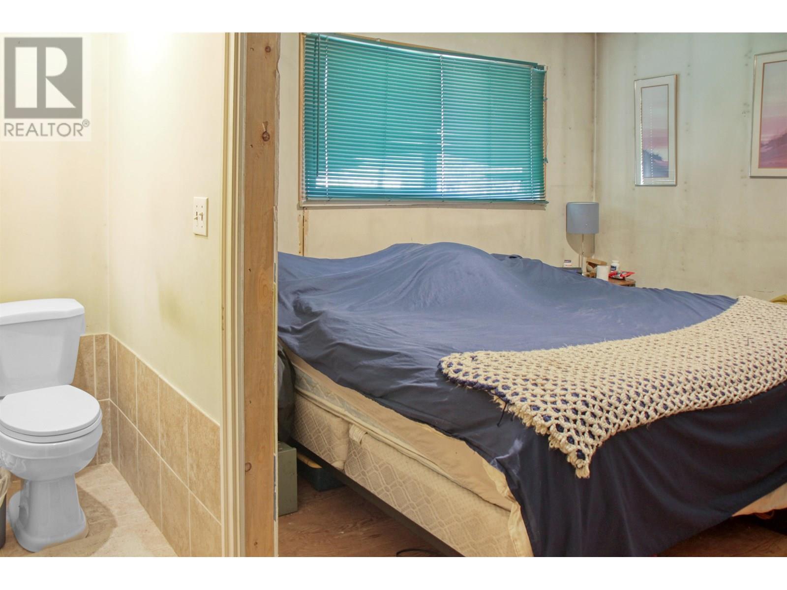 8245 Bridge Lake North Road, Bridge Lake, BC - Indoor Photo Showing Bathroom