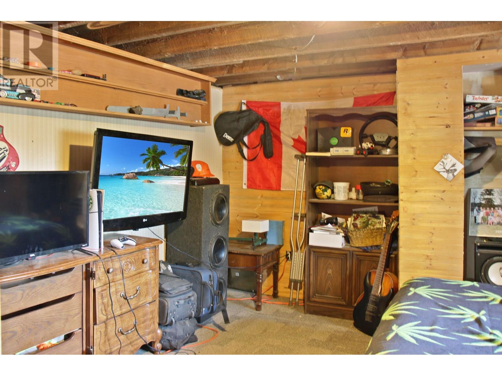 8245 Bridge Lake North Road, Bridge Lake, BC - Indoor